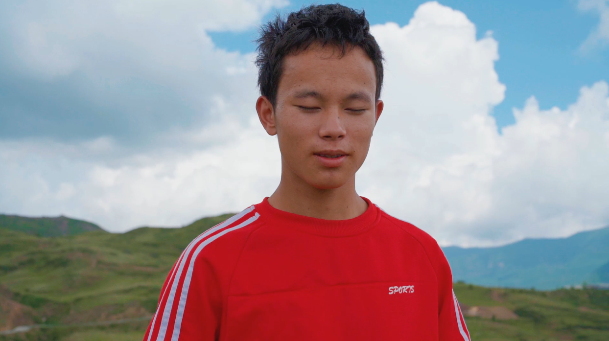 在模糊的世界里，他一步步摸索，看见了自己的未来