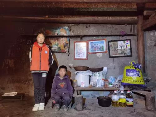 在大凉山,因为各种历史原因造成了很多单亲,孤儿和事实孤儿的孩子.
